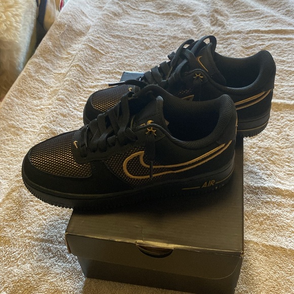 EUC. Nike Air (AirForce 1) women’s size 5.5. Youth size 4. - Picture 8 of 12